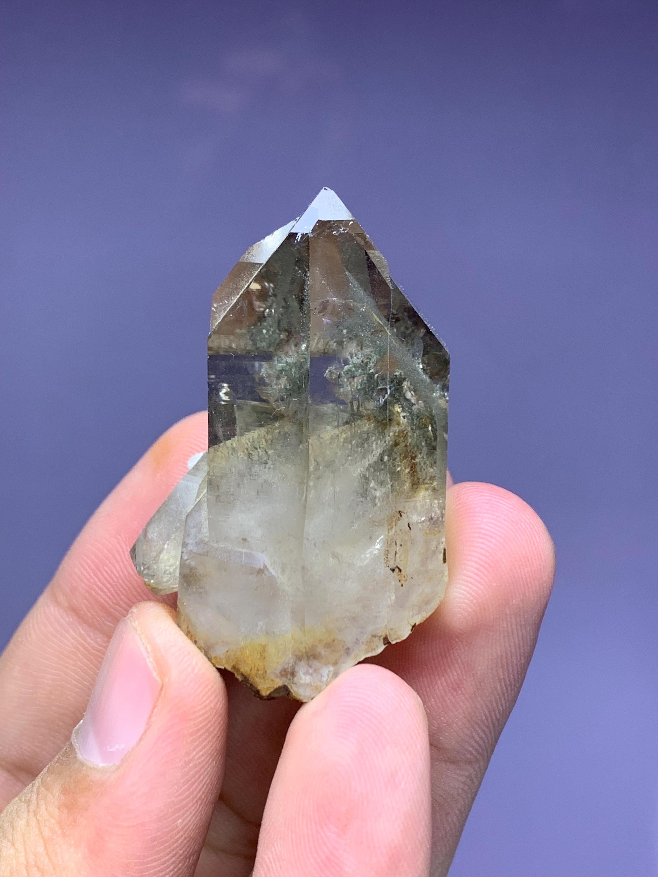 パキスタンのスカルドゥ産、内包物を含むスモーキークォーツ