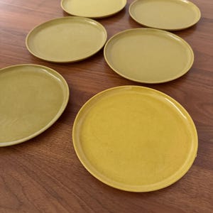 Vintage RUSSEL WRIGHT Children&#39;s IDEAL Plasticware Plates 1950&#39;s Chartreuse Set of 6