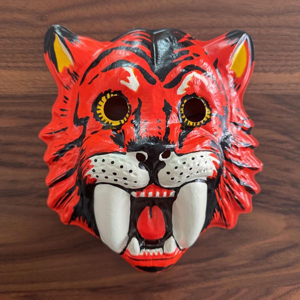 Máscara de Halloween de tigre dientes de sable vintage, nueva y antigua.