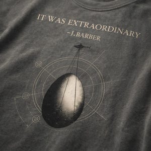 UAP開示Tシャツ｜「それは並外れた出来事だった」グラフィック、卵型UFO、コンフォートカラーズシャツ