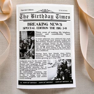 Op de afbeelding: Een gedrukte verjaardagskaart in krantenstijl getiteld The Birthday Times, Special Edition, gedateerd 17.12.2026. Het bevat de kop Breaking News Special Edition The Big 3-0, twee zwart-witfoto's van twee personen en tekst.