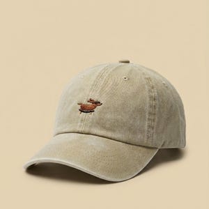 Minimalistisk broderad hundkeps, subtil djurdesignhatt, vardagsbruk