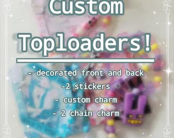 Könnte beinhalten: Individuelle Toploader mit dekorierter Vorder- und Rückseite, mit Aufklebern und Charms. Das Bild zeigt eine Vielzahl bunter Perlen und einen lila Hasen-Charm. Der Text auf dem Bild lautet "Custom Toploaders!"