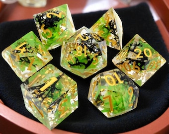 D&D Sharp Edge Green Liquid Core Dice Set Resin Polyhedral RPG Tärningar för TTRPG Bordsspel, Fantasy Green Tärningsset Gåva för spelare