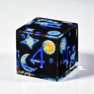 Puede incluir: Un dado transparente y cuadrado con un interior negro que presenta un diseño de noche estrellada en azul y amarillo. Los números también son azules. Un artículo único para juegos de mesa.