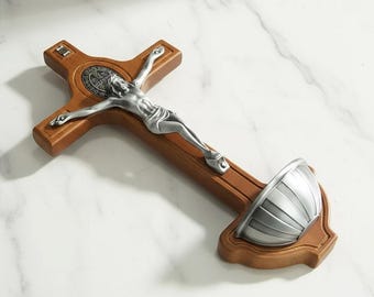 Crucifijo católico de pared con pila de agua bendita: decoración religiosa de madera y metal