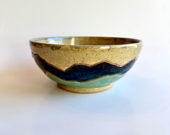 Tazón de montaña color canela, azul y verde en azul, capacidad pequeña de 12 oz.