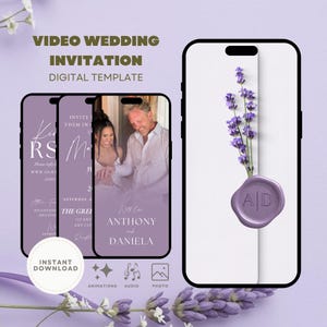 以下が含まれることがあります： スマートフォン上のデジタル結婚招待状テンプレート。カップルの写真が特徴です。デザインにはラベンダーのアクセント、イニシャル入りのワックスシール、テキスト「Video Wedding Invitation Digital Template」が含まれています。