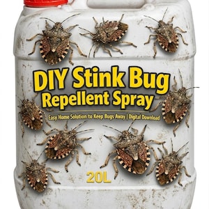Puede incluir: Un recipiente blanco de 20L de spray repelente de chinches apestosas. El recipiente tiene una tapa roja y un asa. La etiqueta dice "DIY Stink Bug Repellent Spray" con el texto "Easy Home Solution to Keep Bugs Away | Digital Download". Varias ilustraciones de chinches están en el recipiente.