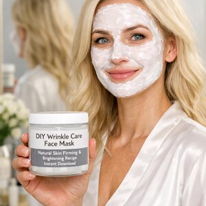Może przedstawiać: Kobieta z blond włosami, w białej masce do twarzy i białym satynowym szlafroku, trzyma słoik DIY Wrinkle Care Face Mask. Słoik ma białą etykietę z czarnym tekstem, który brzmi "Natural Skin Firming & Brightening Recipe Instant Download."