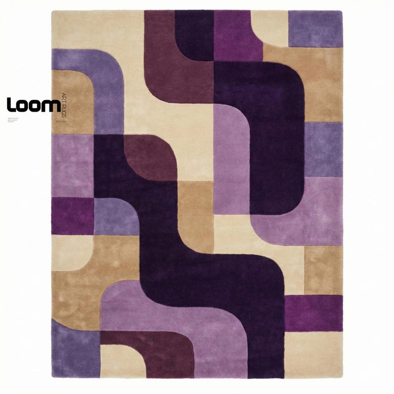 Puede incluir: Una alfombra rectangular con un patr&oacute;n geom&eacute;trico en tonos beige, morado y marr&oacute;n. El dise&ntilde;o presenta formas curvas y rectangulares. La palabra "Loom" es visible en la esquina superior izquierda.