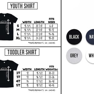 Op de afbeelding: Zwarte T-shirts met maattabellen voor jeugd- en peutershirts. De jeugdshirt-tabel toont afmetingen in inches voor breedte en lengte, met bijbehorende maten. De peutershirt-tabel toont breedte, lengte en gewicht in ponden.