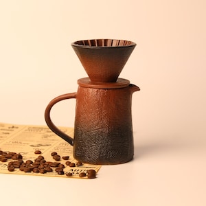 Handgjort keramiskt kaffeset med pour over-funktion – kaffedroppar + kanna, brunt bläck med texturerad bränning, V60, hantverksmässig bryggargåva