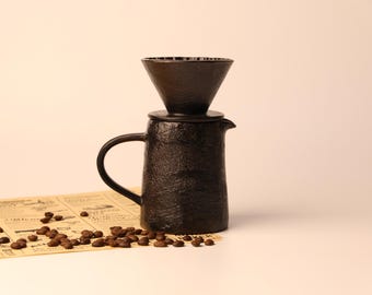Handgefertigtes Keramik Pour Over Kaffee-Set - Kaffeefilter + Krug, Wabi-Sabi schwarze Leinenstruktur, V60, Geschenk für Handwerkerkaffee