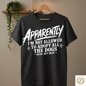 Tydligen får jag inte adoptera alla hundar. Okej, men okej, PNG: Räddningshundmamma, roligt hundcitat, PNG för skjortor, hoodies.