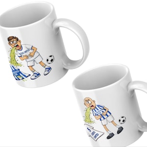 Könnte beinhalten: Zwei weiße Keramikbecher mit humorvollen Illustrationen. Ein Becher zeigt eine Cartoonfigur in einem Leeds United-Trikot, die grüne Flüssigkeit erbricht, mit einem Fußball in der Nähe. Der andere Becher zeigt eine ähnliche Szene mit einer Figur in einem blau-weiß gestreiften Trikot.