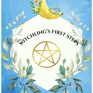 Pode incluir: Ilustração em estilo aquarela com fundo azul claro. A imagem apresenta uma lua crescente dourada adornada com flores azuis e amarelas. O texto "Witchling's First Steps" está acima de um pentagrama dourado. Folhas verdes e cinzentas emolduram o design central.