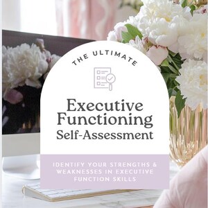 以下が含まれることがあります： パソコン、キーボード、白いシャクヤクの花束が置かれたデスク。画像には「The Ultimate Executive Functioning Self-Assessment」というテキストが含まれています。「Identify your strengths & weaknesses in executive function skills」とも書かれています。