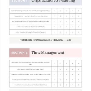 以下が含まれることがあります： 組織と時間管理のための白と薄紫の自己評価ワークシート。ワークシートは、質問と1から5までの評価スケールで2つのセクションに分かれています。合計スコアは各セクションの最後に計算されます。