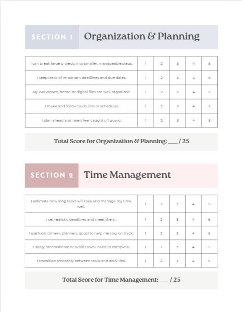 以下が含まれることがあります： 組織と時間管理のための白と薄紫の自己評価ワークシート。ワークシートは、質問と1から5までの評価スケールで2つのセクションに分かれています。合計スコアは各セクションの最後に計算されます。