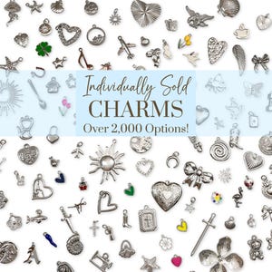 Könnte beinhalten: Eine Sammlung von silberfarbenen Charms in verschiedenen Formen und Designs, darunter Herzen, Sterne und Tiere. Das Bild enthält den Text "Individually Sold CHARMS Over 2,000 Options!"