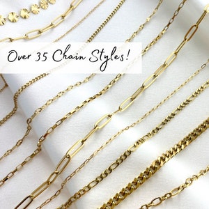 Könnte beinhalten: Über 35 verschiedene Kettenstile in Gold. Die Ketten sind auf einem weißen Hintergrund angeordnet.