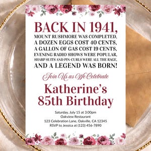Puede incluir: Una tarjeta de invitación de cumpleaños rectangular con un borde floral de rosas rosas y rojo oscuro. El texto dice: BACK IN 1941, MOUNT RUSHMORE WAS COMPLETED, A DOZEN EGGS COST 40 CENTS, A GALLON OF GAS COST 19 CENTS, AND A LEGEND WAS BORN! Katherine's 85th Birthday.
