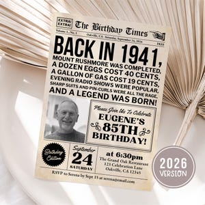 Puede incluir: Una invitación de cumpleaños de estilo vintage diseñada para parecerse a una portada de periódico. El titular dice "BACK IN 1941", con detalles sobre el año. Incluye una foto y texto que invita a los invitados a celebrar el 85 cumpleaños de Eugene el 24 de septiembre de 2026.