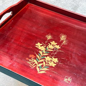 Vintage japansk lackerad träbricka – blommig gulddesign, rektangulär serveringsbricka, 1960–1980-talet