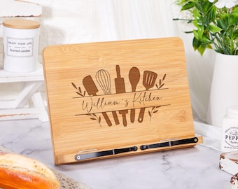 Individueller Buchständer & Laptop-Ablage | Personalisierter Kochbuchständer mit Rezepthalter | Küchendekoration im Landhausstil, Einzugsgeschenk