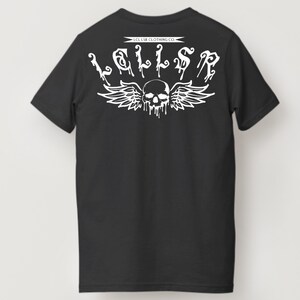 Peut inclure: T-shirt noir avec un motif blanc au dos. Le motif représente un crâne avec des ailes et le texte "LCL LSR CLOTHING CO."