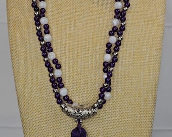 Collar de cuentas moradas y blancas con borla / Joyería boho de varias capas / Regalo hecho a mano para ella