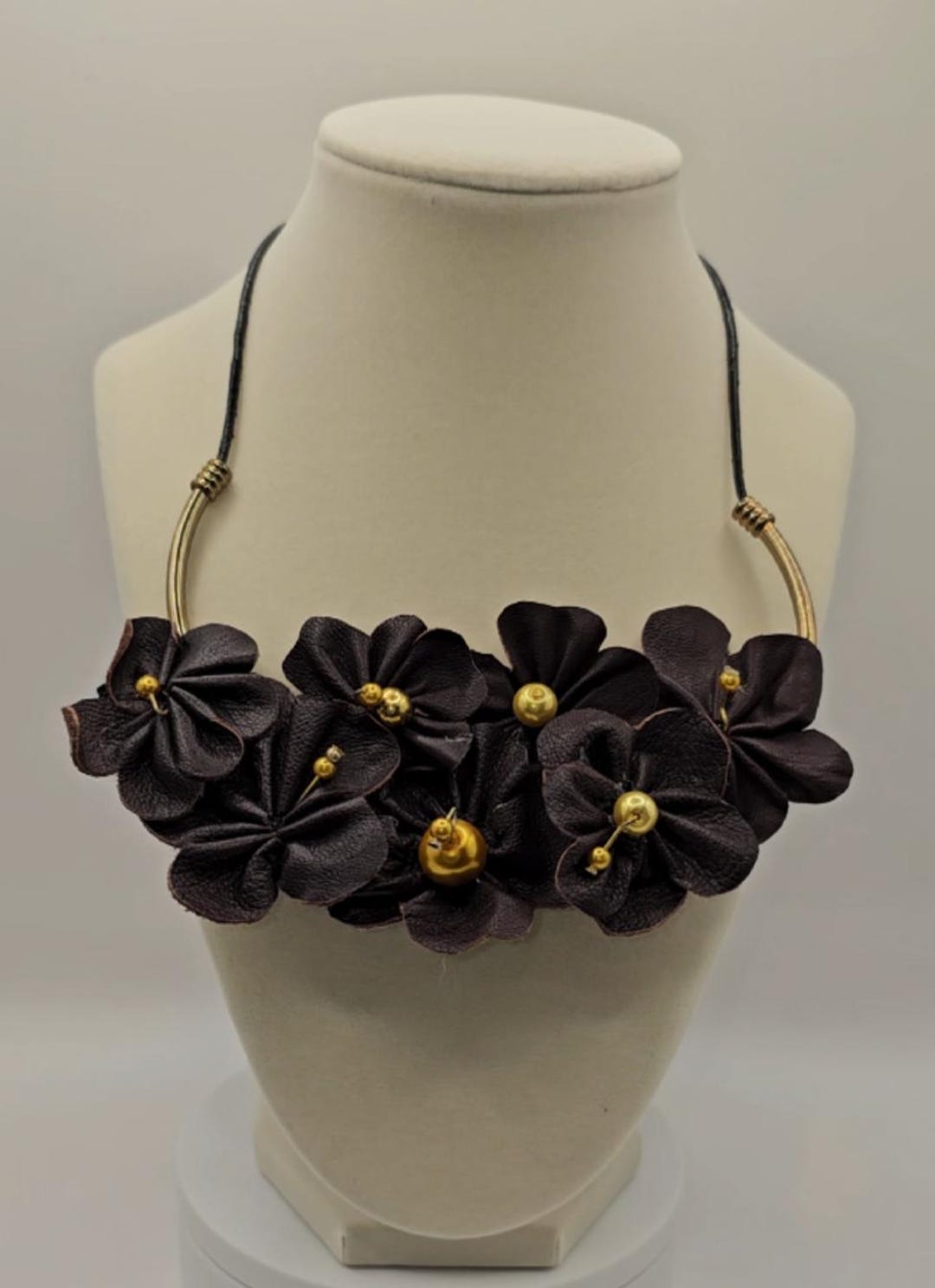 ハンドメイドエスプレッソブラウンフェイクレザーフラワーネックレス
