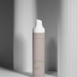 Könnte beinhalten: Eine zylindrische, hellbraune Hautpflegeproduktflasche mit weißem Pumpkopf. Auf der Flasche steht "Wild Mint Goods" und "Sensitive Skin Moisturizer, Fragrance Free". Das Produkt ist 50 ml.