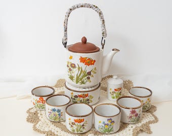 Set da tè vintage in ceramica con fiori di campo, teiera rustica in gres degli anni '70, scaldatazze