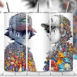 Puede incluir: Un vaso blanco con una ilustración detallada de un personaje de la serie Pokémon. El diseño incluye un retrato del personaje y un collage de varios personajes Pokémon. El vaso tiene una pajita plateada.
