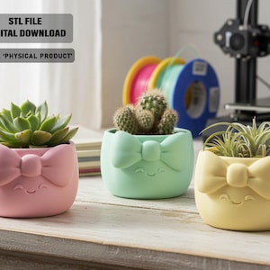 Puede incluir: Tres pequeñas macetas de colores pastel con diseños de lazo y caras sonrientes. Cada maceta contiene una suculenta o cactus diferente. El texto "STL FILE DIGITAL DOWNLOAD NOT A 'PHYSICAL PRODUCT'" está en la parte superior de la imagen.