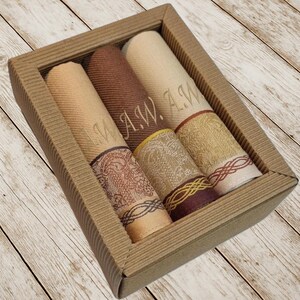 Personalisierte Herren Taschentücher aus Baumwolle mit Initialen oder Name – Geschenkset mit edler Stickerei - gewebte Jacquardbordüre