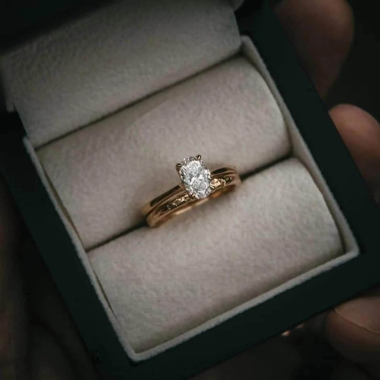 Oval Moissanite Engagement Ring Set: 18K Solid Gold Bridal Set - Etsy