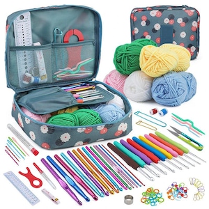 Puede incluir: Un kit de ganchillo de color verde azulado con un estampado floral, abierto para revelar varios ganchos de ganchillo, hilo y accesorios. El kit incluye múltiples ganchos de ganchillo de colores, hilo en verde, amarillo, rosa, blanco y azul, y otras herramientas.