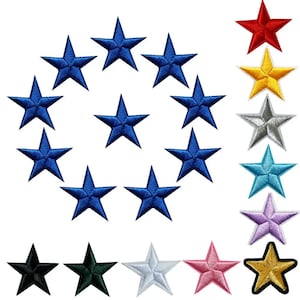 Può includere: Una collezione di toppe a forma di stella ricamate in vari colori. L'immagine presenta un cerchio di stelle blu, insieme a singole stelle rosse, gialle, argentate, turchesi, viola, nere, verde scuro, bianche, rosa e dorate.