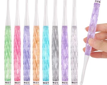 Può includere: Un set di uncinetti con punte bianche trasparenti e manici colorati sfaccettati. I manici sono nelle tonalità di verde, rosa, viola, arancione, blu, grigio e lavanda. Le misure variano da 2,5 mm a 6,0 mm.