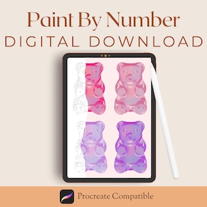 Puede incluir: Imagen de descarga digital de una tableta que muestra un diseño de "Paint By Number" de ositos de goma en tonos rosa y morado. La tableta va acompañada de un lápiz óptico blanco, con el texto "DIGITAL DOWNLOAD" y "Procreate Compatible".