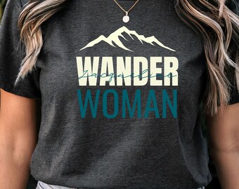 Wander Woman T-Shirt Personalisiert, Wandern Geschenk Damen mit Name, Berge Outdoor Shirt Individualisiert, Trekking Kleidung, Wanderoutfit