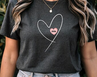 Schwangerschaftsverkündung T-Shirt mit Herzmotiv | personalisiert mit Geburtsjahr & Farbe | für Geschwister, Zwillinge oder Sternenkinder