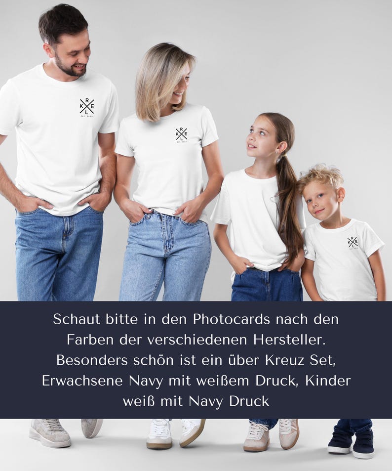 May include: Four people wearing matching white t-shirts and blue jeans. Each shirt has a small black graphic on the chest. The text on the image reads, "Schaut bitte in den Photocards nach den Farben der verschiedenen Hersteller."