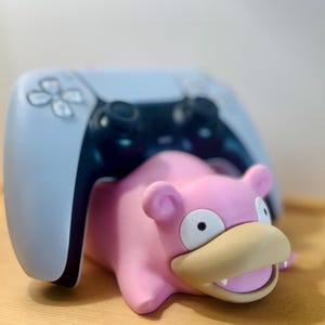 Supporto per controller / Dock per controller di gioco Slowpoke / Decorazione per scrivania da gioco Pokemon / Regalo per giocatori / Accessorio per console
