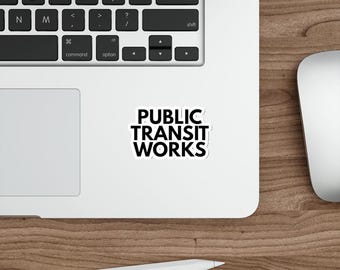 Naklejka z napisem „Public Transit Works” | Minimalistyczna, miejska naklejka winylowa