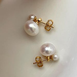 Pendientes de perlas dobles auténticas: dúo chapado en oro de 14 quilates, pendientes minimalistas para novias o bodas, joyería clásica y delicada para aniversarios.