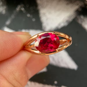 2 kt in lab gekweekte robijn solitaire ring, moderne verlovingsring met kruisschacht